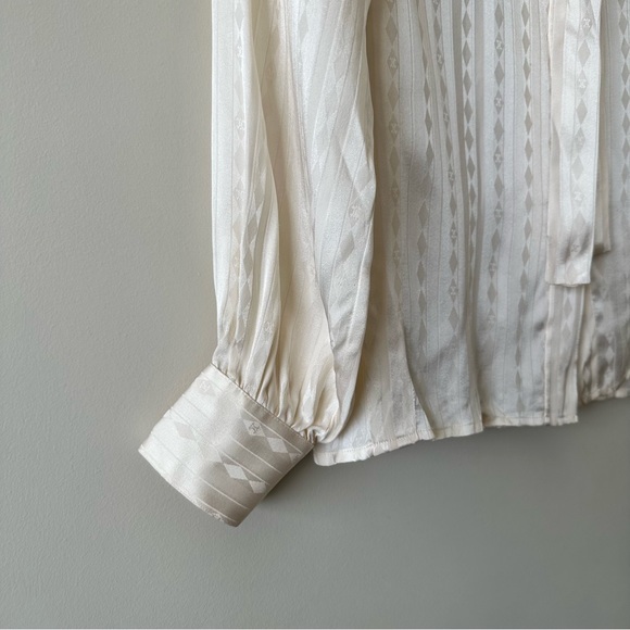 CELINE PARIS- Vintage Cream 100% Silk Pussy Bow Button Down Blouse (Size:40) - Picture 9 of 15